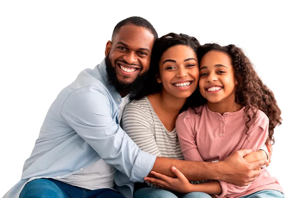 Família sorridente de três pessoas abraçada